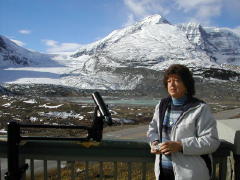 Ms Becky at the welcome center looking for food (DSCN1210.jpg)