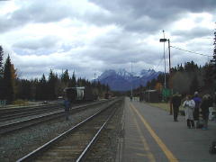 Waiting for the train in Banff (DSCN1240.jpg)