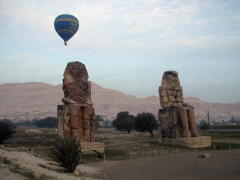 Ballon ascending near Vally of Queens (DSCN1422.jpg)