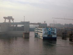 Ship entering lock (DSCN1443.jpg)