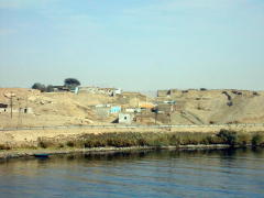 Dwellings along river bank (DSCN1454.jpg)