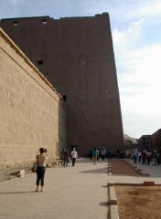 Outer walls of Edfu Temple (DSCN1460.jpg)