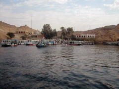 Boats to island and Phillae Temple (DSCN1472.jpg)