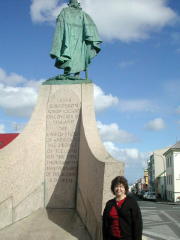 Ms Becky behind Leifur's statue (DSCN1589.jpg)