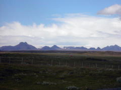 Glacier filling in between mountain peaks (DSCN1735.jpg)